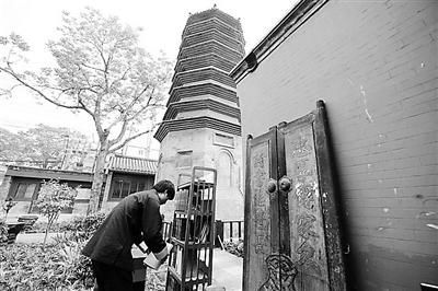 《韩熙载夜宴图》中的叉手礼_kaiyun开云网页版(图4) kaiyun网页登录入口